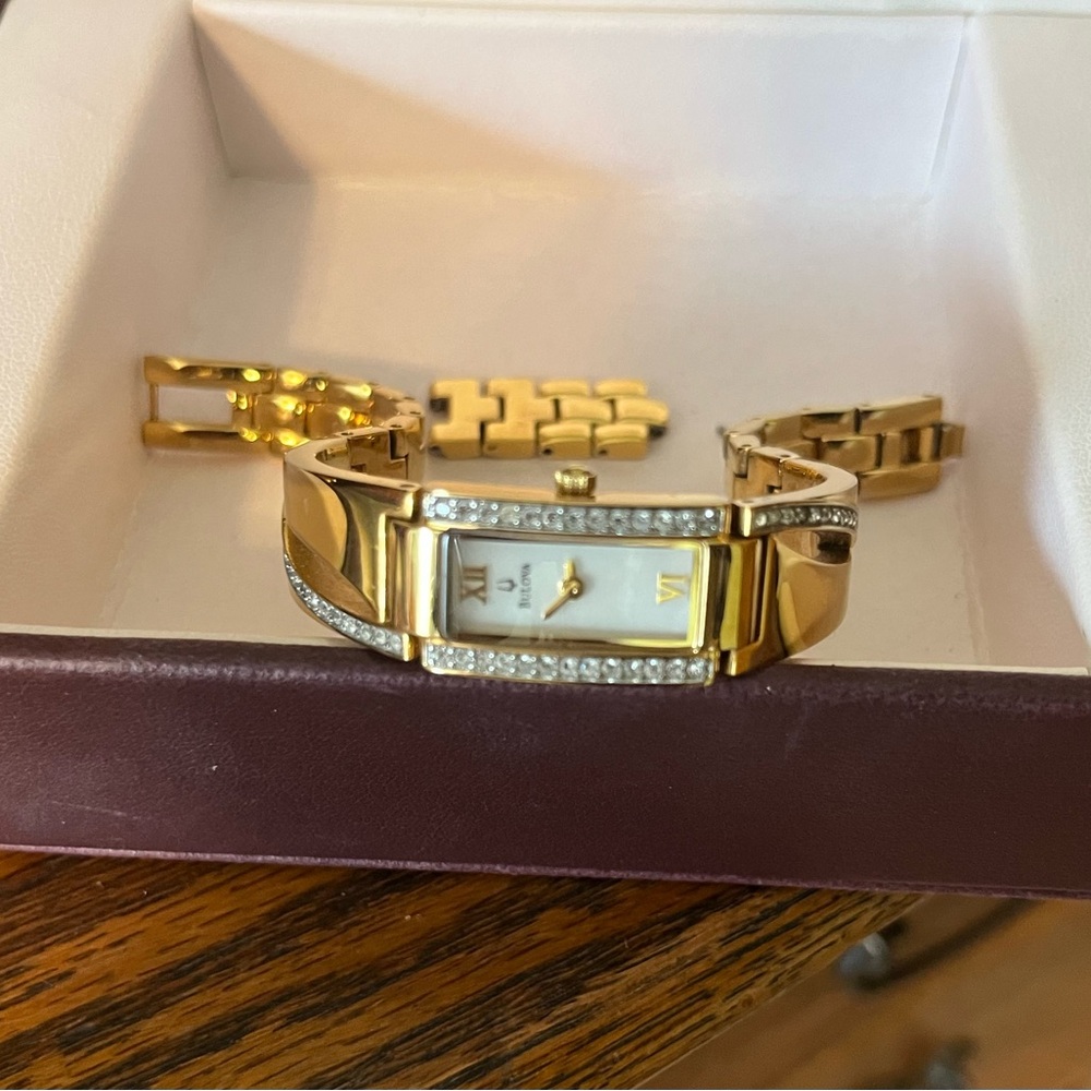 Vintage (2) Watches, Bulova Gold plated and Geneva Silver - Picture 10 of 14